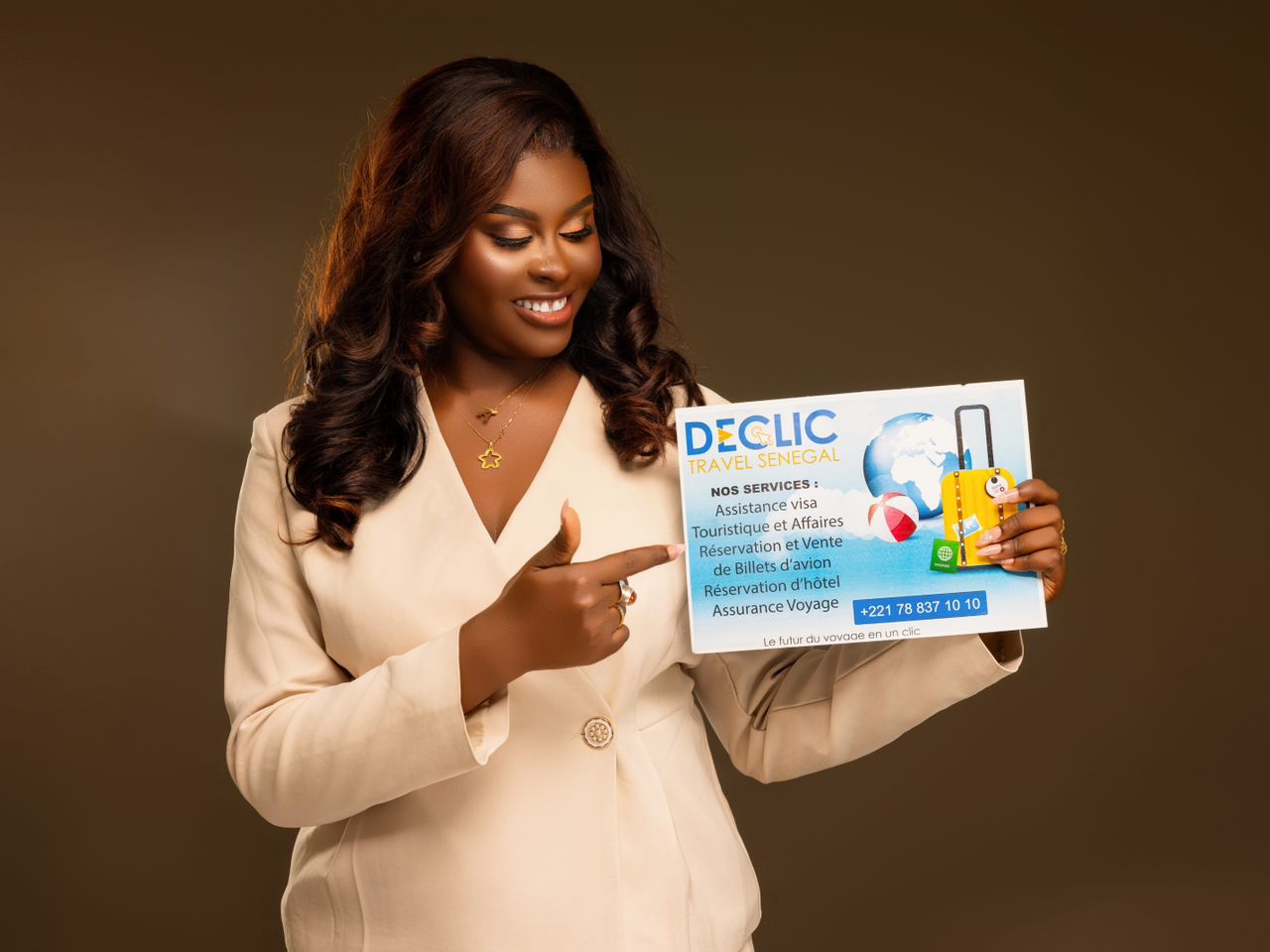 Représentante professionnelle de Declic Travel Sénégal présentant nos services