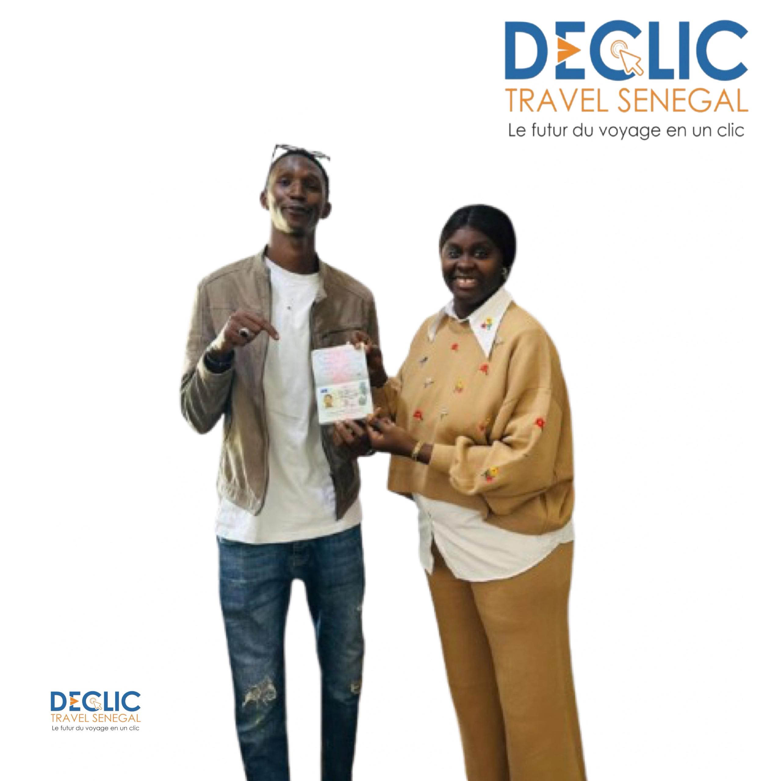 Équipe Declic Travel Sénégal avec clients satisfaits